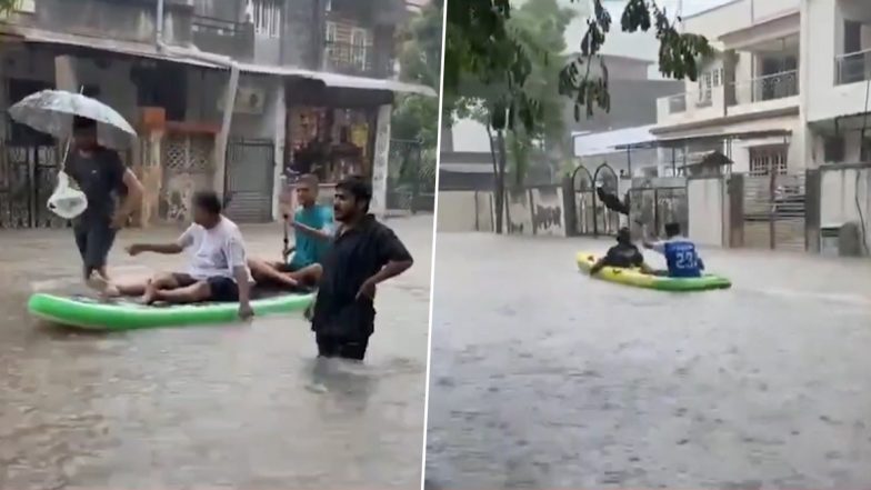 Boats on the Road: सूरत की सड़कों पर कारों की जगह दिखाई दे रही है बोट, लोग बैठकर करने लगे सफर; VIDEO