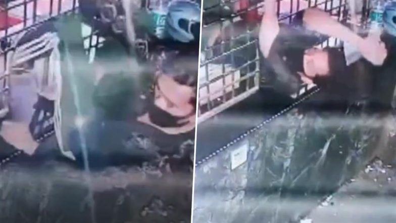 Nagpur Theft Caught on Camera: महाराष्ट्र में बीयर शॉप के विंडो काउंटर से घुसा शख्स, 25,000 रुपये कैश चुराया; गिरफ्तार