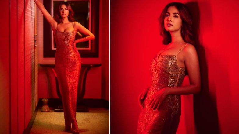 Sonal Chauhan Golden Look: गोल्डन ड्रेस में सोनल चौहान ने बढ़ाया इंटरनेट का तापमान, फैंस बोले- Never Ever Delete! (View Pics)