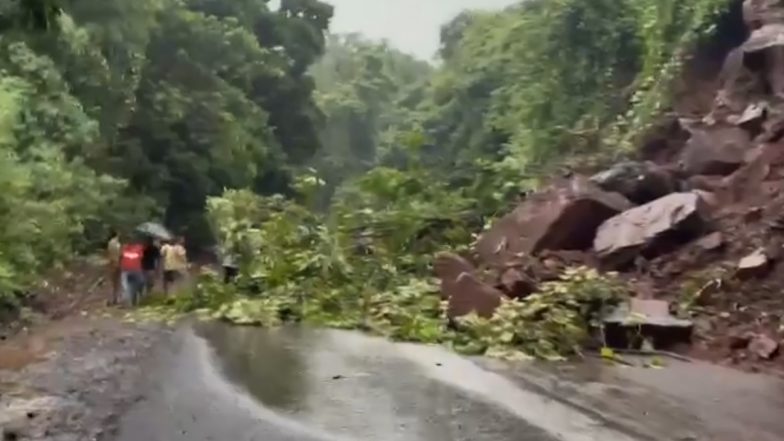 Ratnagiri Land Sliding: तेज बारिश के कारण रत्नागिरी जिले के शेनाले घाट में हुई लैंड स्लाइडिंग, सड़क पर बिखरा मलबा और पत्थर, यातायात हुआ ठप्प (Watch Video)