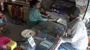 Satara Chain Snatching: पेन खरीदने के बहाने से आया बदमाश, दुकानदार महिला का मंगलसूत्र छिनकर भागा, सातारा में दिनदहाड़े चोरी (Watch Video) Satara Chain Snatching: पेन खरीदने के बहाने से आया बदमाश, दुकानदार महिला का मंगलसूत्र छिनकर भागा, सातारा में दिनदहाड़े चोरी (Watch Video)
