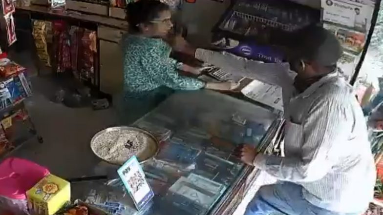Satara Chain Snatching: पेन खरीदने के बहाने से आया बदमाश, दुकानदार महिला का मंगलसूत्र छिनकर भागा, सातारा में दिनदहाड़े चोरी (Watch Video)