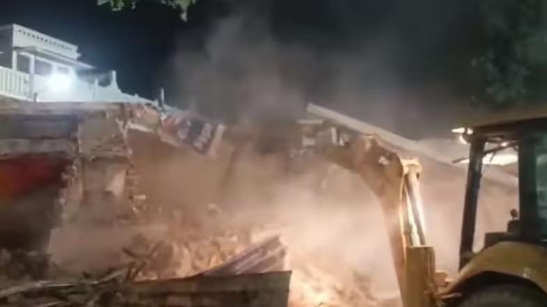 VIDEO: वाराणसी में सड़क के लिए उजाड़ दीं 100 साल पुरानी 'चाची की दुकान' और 'पहलवान लस्सी'