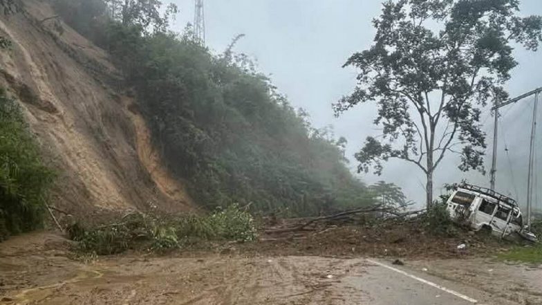 Sikkim Land Slide: सिक्किम के लाचेन में पहुंचे सेना के जवान, फंसे हुए 113 लोगों को बाहर निकालेंगे