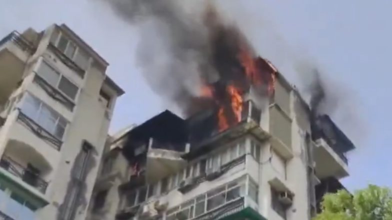 Fire In Delhi: दिल्ली में भीषण गर्मी के बीच द्वारका सेक्टर-13 के Sabad अपार्टमेंट में 7वीं मंजिल पर लगी आग, काबू पाने की कोशिश जारी; VIDEO