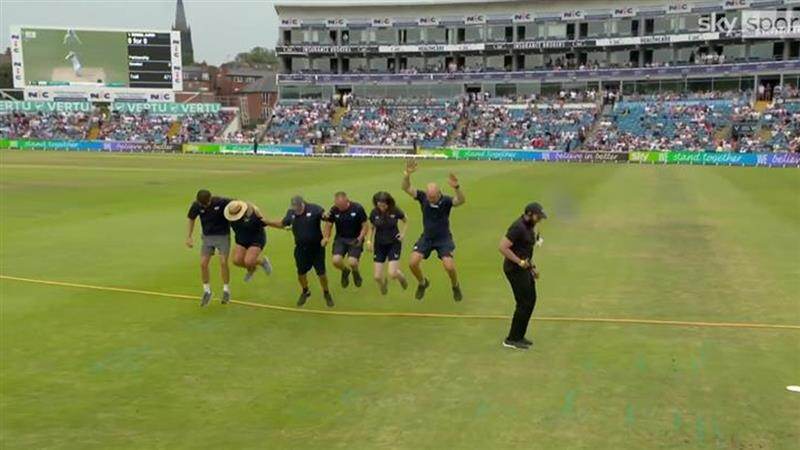 Headingley Groundstaff Play Jump Rope To Entertain Crowd: बारिश ने रोका खेल, ग्राउंडस्टाफ ने दिखाई मस्ती! हेडिंग्ले में 'जंप रोप' से दर्शकों का किया मनोरंजन, देखें वीडियो