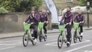 England Cricketers Arrive on Bicycles at the Oval: अजब अंदाज़! साइकिल चलाकर ओवल पहुंचे जोस बटलर और इंग्लिश खिलाड़ी, टॉस में हुई देरी, WI के खिलाफ तीसरे ODI से पहले वीडियो वायरल