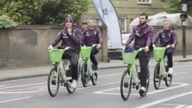 England Cricketers Arrive on Bicycles at the Oval: अजब अंदाज़! साइकिल चलाकर ओवल पहुंचे जोस बटलर और इंग्लिश खिलाड़ी, टॉस में हुई देरी, WI के खिलाफ तीसरे ODI से पहले वीडियो वायरल