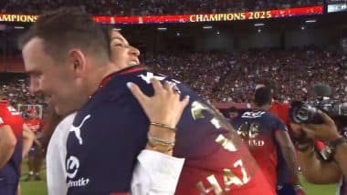 Josh Hazlewood Hugging Anushka Sharma: रॉयल चैलेंजर्स बेंगलुरु की शानदार जीत के बाद जोश हेजलवुड ने अनुष्का शर्मा को लगाया गले, विराट कोहली भी हुए भावुक; देखें वीडियो
