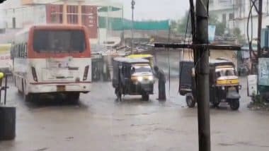 Mumbai Rain: मुंबई में भारी बारिश से सड़कें जलमग्न, ट्रैफिक जाम से बढ़ी दिक्कतें; IMD ने जारी किया येलो अलर्ट (Watch Video)