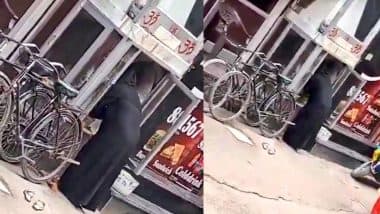 VIDEO: जब आस्था ने तोड़ी धर्म की दीवारें! मन्नत पूरी होने पर भगवान शिव की शरण में पहुंची मुस्लिम महिला VIDEO: जब आस्था ने तोड़ी धर्म की दीवारें! मन्नत पूरी होने पर भगवान शिव की शरण में पहुंची मुस्लिम महिला