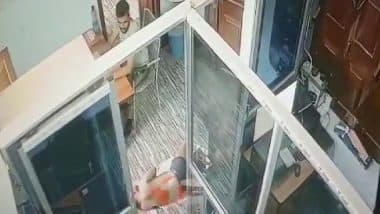 VIDEO: ऑफिस में चड्डी में घूमते हैं कर्मचारी, लैपटॉप पर देखते हैं पोर्न, महिला काउंसलर का आरोप, जमुई चाइल्ड हेल्पलाइन बना अश्लीलता का अड्डा!