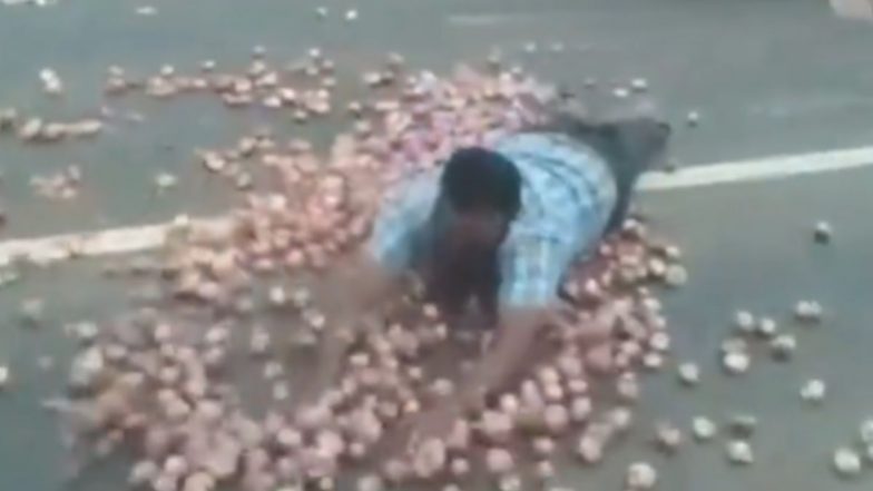 VIDEO: प्याज की कीमत सिर्फ ₹200 प्रति क्विंटल, लागत भी नहीं निकल पाई; कर्नाटक के किसान ने सड़क पर फेंका माल!