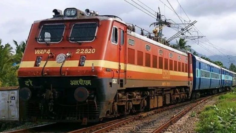 Train Bomb Threat: छत्तीसगढ़ संपर्क क्रांति एक्सप्रेस में मिली बम होने की सुचना, झांसी में पूरी ट्रेन को किया गया खाली, वीडियो आया सामने;VIDEO