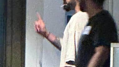 Virat Kohli Smoking Cigarette or Having Lollipop? विराट कोहली की वायरल हुई धुंधली तस्वीर, सिगरेट और लॉलीपॉप के बीच उलझे फैंस, देखें कन्फ्यूज्ड नेटिज़न्स का रिएक्शन