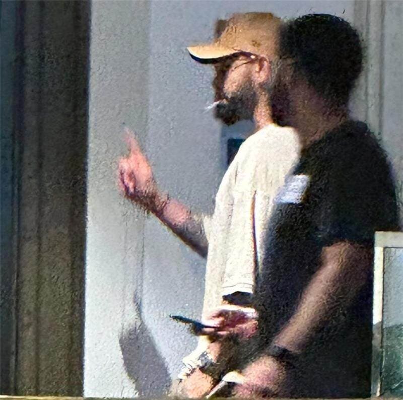 Virat Kohli Smoking Cigarette or Having Lollipop? विराट कोहली की वायरल हुई धुंधली तस्वीर, सिगरेट और लॉलीपॉप के बीच उलझे फैंस, देखें कन्फ्यूज्ड नेटिज़न्स का रिएक्शन