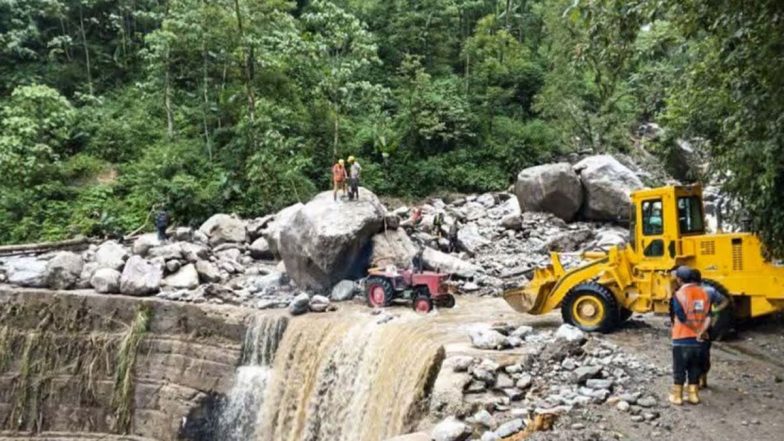 Sikkim: सिक्किम में लैंडस्लाइड से तबाही, 1000 से ज्यादा टूरिस्ट फंसे, IMD ने जारी किया बारिश का अलर्ट