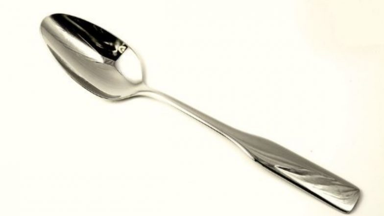 Chinese Man Swallows Spoon: नशे की हालत में शख्स ने गलती से निगला चम्मच, 6 महीने तक रहा इससे अनजान और फिर...