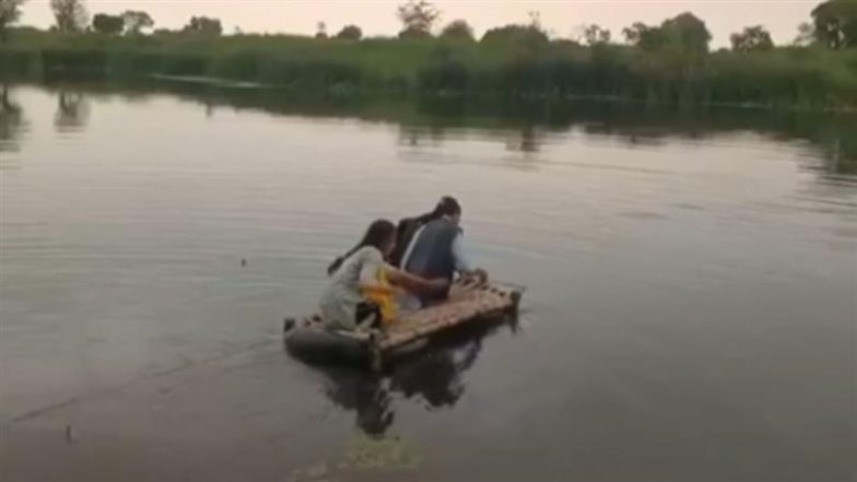 Rajasthan: धौलपुर में छात्रों का स्कूल जाने के लिए लकड़ी की चारपाई पर नदी पार करते हुए वीडियो वायरल