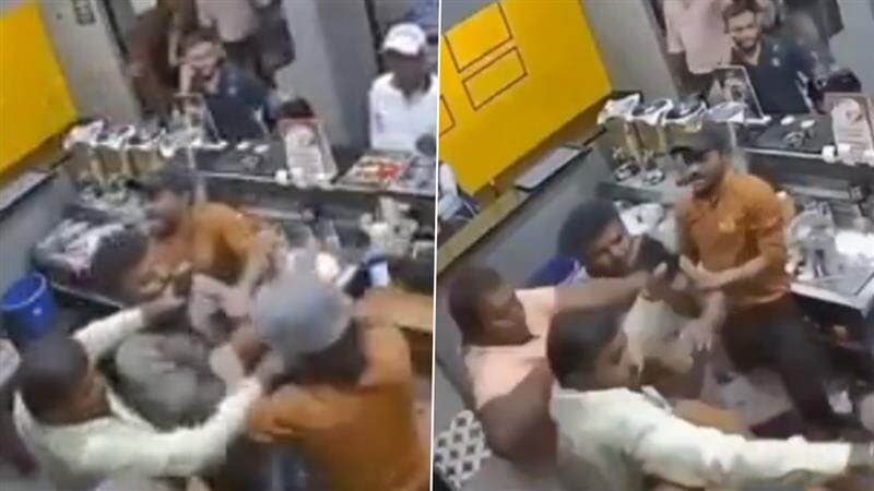 VIDEO: बेंगलुरु में एक्स्ट्रा कप ना देने पर 4 लोगों ने कैफे कर्मचारी को लात-घूंसों से पीटा, गुंडागर्दी का वीडियो वायरल VIDEO: बेंगलुरु में एक्स्ट्रा कप ना देने पर 4 लोगों ने कैफे कर्मचारी को लात-घूंसों से पीटा, गुंडागर्दी का वीडियो वायरल