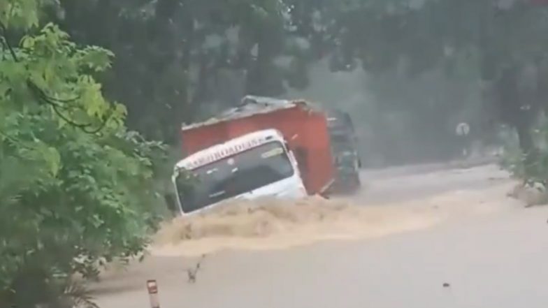 Truck Overturns in River: उफनती नदी से ट्रक निकालने की कोशिश पड़ी भारी! तेज बहाव में पलटा, छत्तीसगढ़ का वीडियो आया सामने;VIDEO