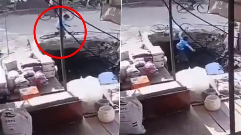 Schoolboy Falling Into Open Pit: यूपी के अलीगढ़ में साइकिल चलाते समय खुले गड्ढे में गिरने के बाद छात्र घायल, देखें वीडियो