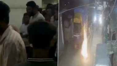 Ulhasnagar: उल्हासनगर में दबंगई! छेड़छाड़ और मारपीट करने के आरोपी को मिली जमानत, समर्थकों ने पीड़ितों के घर के सामने फोड़े पटाखें, VIDEO आया सामने