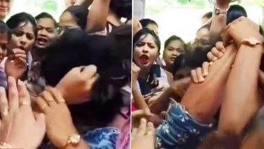 Fight in Local Train: डोंबिवली में फर्स्ट क्लास लेडीज कम्पार्टमेंट में मारपीट, एक दूसरे के खींचे बाल- देखें वायरल वीडियो Fight in Local Train: डोंबिवली में फर्स्ट क्लास लेडीज कम्पार्टमेंट में मारपीट, एक दूसरे के खींचे बाल- देखें वायरल वीडियो