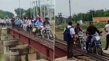 VIDEO: ऐसी भी क्या जल्दी है.. जान जोखिम में डालकर बाइक सवार रेलवे ब्रिज की पटरी से निकाल रहे है गाड़ियां, मध्य प्रदेश के श्योपुर का वीडियो आया सामने VIDEO: ऐसी भी क्या जल्दी है.. जान जोखिम में डालकर बाइक सवार रेलवे ब्रिज की पटरी से निकाल रहे है गाड़ियां, मध्य प्रदेश के श्योपुर का वीडियो आया सामने