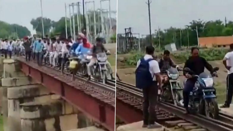 VIDEO: ऐसी भी क्या जल्दी है.. जान जोखिम में डालकर बाइक सवार रेलवे ब्रिज की पटरी से निकाल रहे है गाड़ियां, मध्य प्रदेश के श्योपुर का वीडियो आया सामने