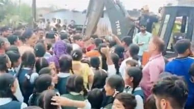 Watch Video: भोपाल में आसाराम बापू के गुरुकुल की अवैध दीवार पर चला बुलडोज़र, छात्रों ने किया विरोधप्रदर्शन