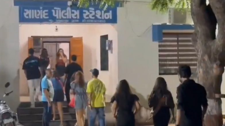 Gujarat Liquor Party Raid: साणंद पुलिस स्टेशन से लड़की ने चोरी से भागने की कोशिश की, पुलिस ने रोका- वीडियो वायरल