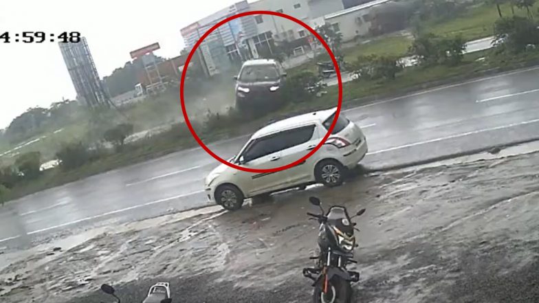 Sambhajinagar Road Accident: संभाजीनगर में भीषण सड़क हादसा! तेज रफ्तार कार डिवाइडर से टकराकर कई फीट तक घसीटते हुए गई, CCTV आया सामने