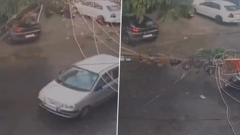Delhi: 'जाको राखे साइयां, मार सके ना कोय.. स्कूटी सवार महिला पर गिर गया इलेक्टिक पोल, दिल्ली के टैगोर गार्डन का VIDEO आया सामने