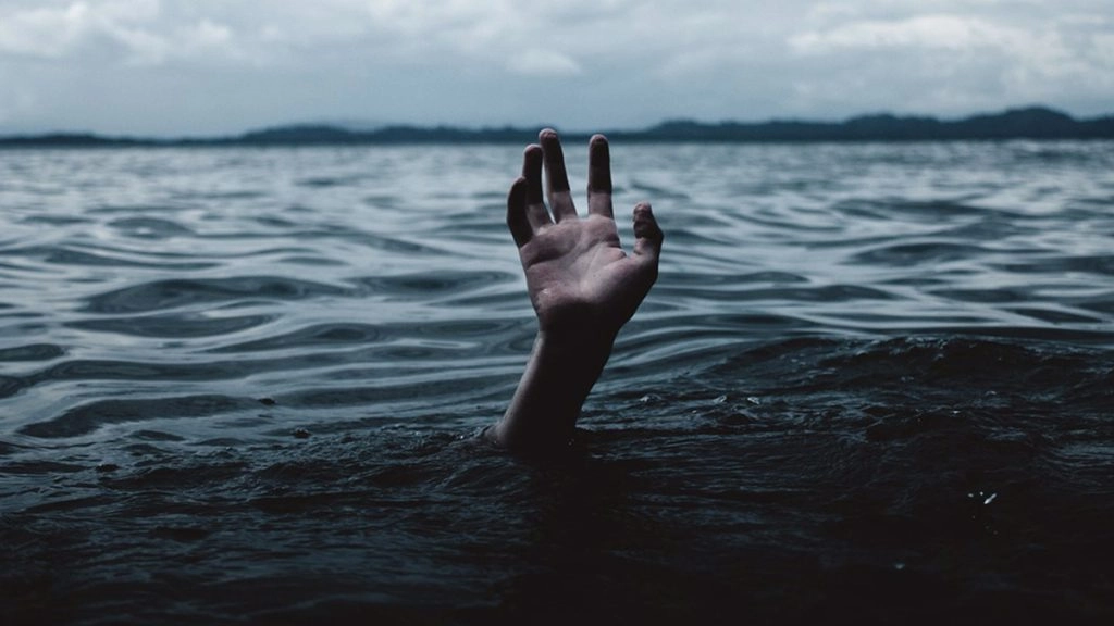 मलेशिया-थाईलैंड समुद्री सीमा पर नौका पलटी, 1 की मौत, दर्जनों लापता