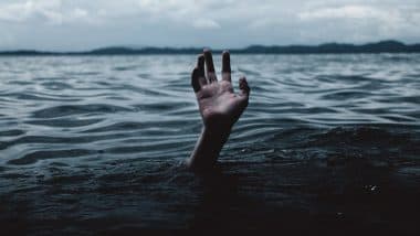 Karnataka Shocker: ब्रिज पर फोटो खिंचवा रहा युवक कावेरी नदी में गिरा, तेज बहाव में बहा, कर्नाटक के श्रीरंगपट्टन का दिल दहलानेवाला वीडियो आया सामने;VIDEO