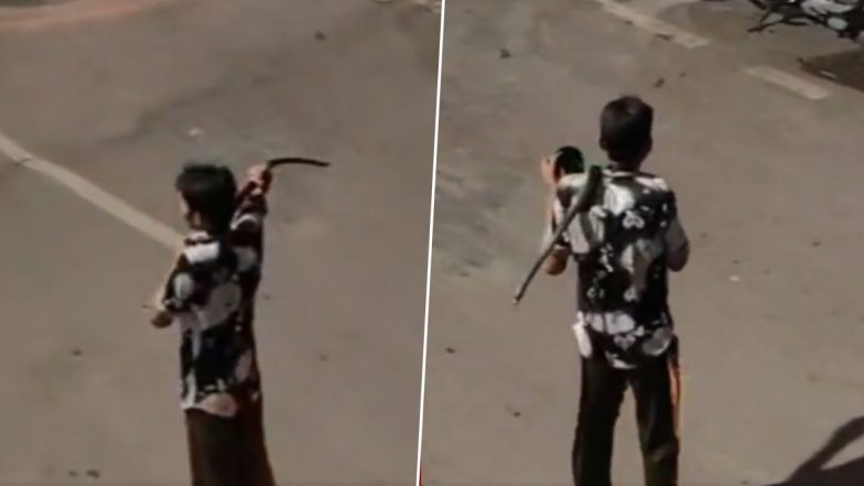 Viral Video: शराब के नशे में गले में सांप लेकर घूमता रहा युवक, आसपास खड़े लोगों में फैला डर, मध्य प्रदेश के सागर का वीडियो आया सामने