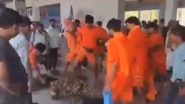 VIDEO: ड्यूटी पर जा रहे CRPF जवान को कांवड़ियों ने पीटा, जमकर बरसाए लात और घूसे, मिर्जापुर के रेलवे स्टेशन का वीडियो आया सामने VIDEO: ड्यूटी पर जा रहे CRPF जवान को कांवड़ियों ने पीटा, जमकर बरसाए लात और घूसे, मिर्जापुर के रेलवे स्टेशन का वीडियो आया सामने