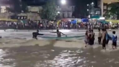 VIDEO: नाशिक में उफनती गोदावरी नदी के बीच फंसा युवक, पिलर को पकड़कर कई देर तक रहा खड़ा, लोगों ने जान पर खेलकर बचाई जान