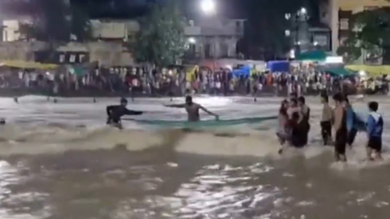 VIDEO: नाशिक में उफनती गोदावरी नदी के बीच फंसा युवक, पिलर को पकड़कर कई देर तक रहा खड़ा, लोगों ने जान पर खेलकर बचाई जान