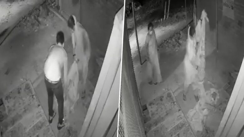 UP: अयोध्या में परिवार द्वारा सड़क पर छोड़ी गई 80 वर्षीय महिला की इलाज के दौरान मौत, देखें वीडियो