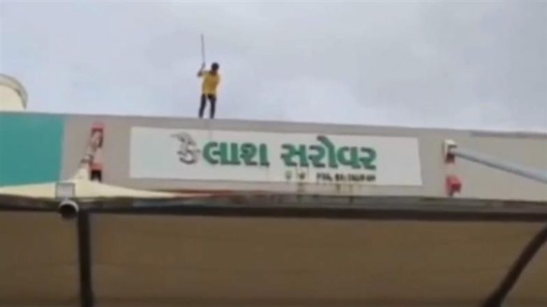 MNS Signboards Controversy: मनसे कार्यकर्ताओं ने मुंबई-अहमदाबाद राजमार्ग पर होटलों के बाहर गुजराती में लिखे साइनबोर्ड हटाए