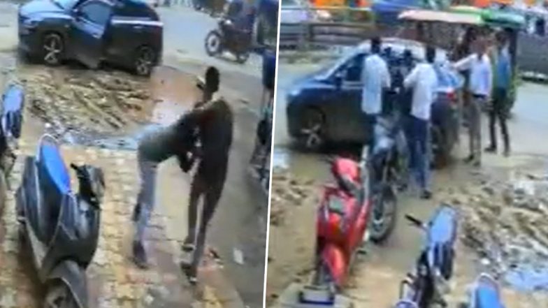 Etah Shocker: उत्तर प्रदेश में बदमाशों के हौसले बुलंद! एटा में दिनदहाड़े गले में बेल्ट बांधकर युवक से मारपीट करते हुए किया गया किडनैप, लोगों के सामने दिया घटना को अंजाम;VIDEO