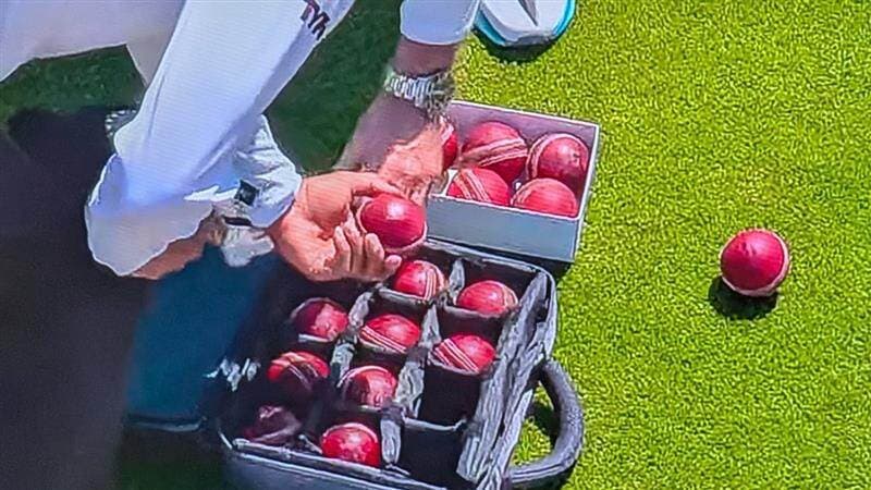 What is Dukes Balls Controversy: क्या है ड्यूक गेंद कंट्रोवर्सी? जानिए कूकाबुरा और एसजी गेंदों से कितना हैं अलग, दिग्गजों के बीच मचा घमासान What is Dukes Balls Controversy: क्या है ड्यूक गेंद कंट्रोवर्सी? जानिए कूकाबुरा और एसजी गेंदों से कितना हैं अलग, दिग्गजों के बीच मचा घमासान