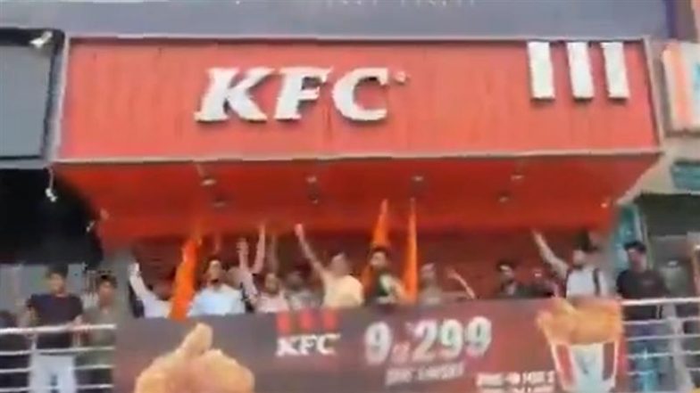 VIDEO: सावन में नॉनवेज बेचने पर गाजियाबाद के KFC और नज़ीर रेस्तरां में हंगामा, हिंदू संगठन ने मचाया बवाल; तमाशबीन बनी पुलिस