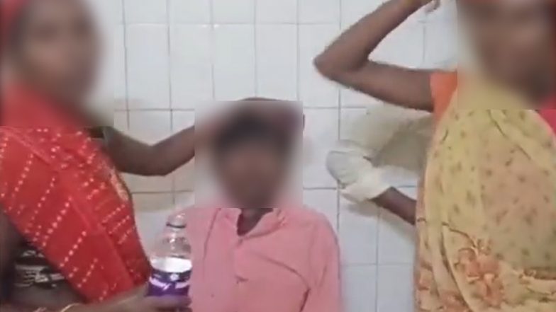 VIDEO: नशे की हालत में गाजर मूली की तरह चबा लिया सांप, मां ने खींचा बाहर, युवक को हॉस्पिटल में किया गया एडमिट, बांदा की घटना से लोग हैरान