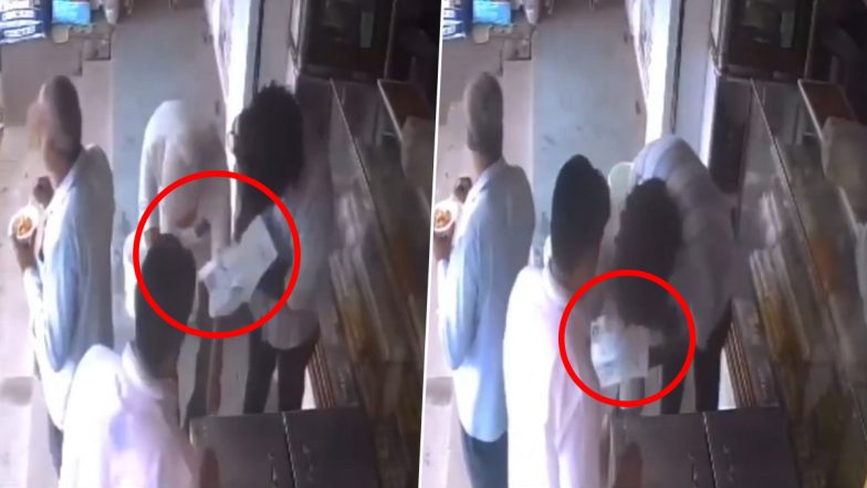 Thief Caught on Camera: दो लोगों ने बड़ी चालाकी से चुराया एक बुज़ुर्ग का मोबाइल फोन, सीसीटीवी में कैद हुई घटना