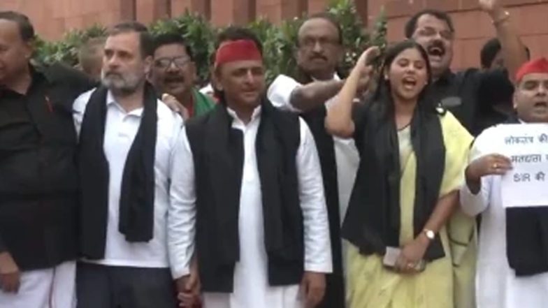 Parliament Monsoon Session: विपक्षी दलों के सांसदों ने काली कमीज पहनकर और काली पट्टी बांधकर संसद परिसर में किया प्रदर्शन