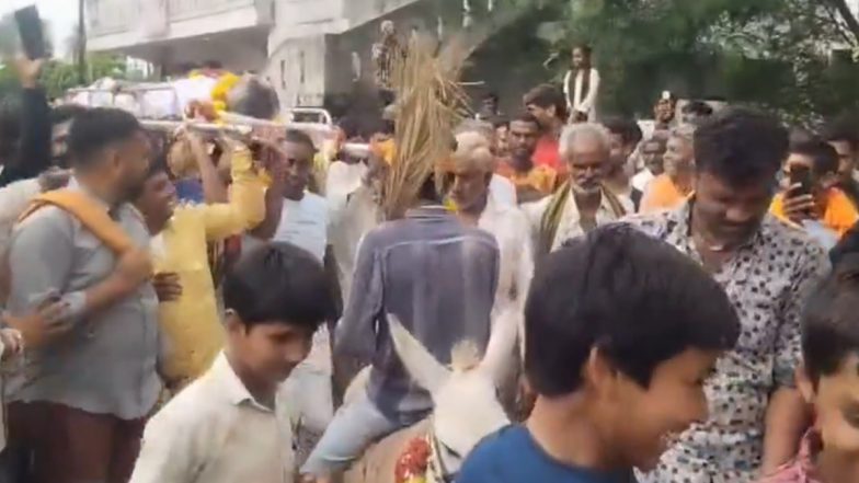 VIDEO: बारिश के लिए मध्य प्रदेश में किया गया अनोखा टोटका! जिंदा युवक की निकाली शव यात्रा, गधे पर उल्टा बिठाकर पुरे गांव में घुमाया, धार जिले का वीडियो आया सामने