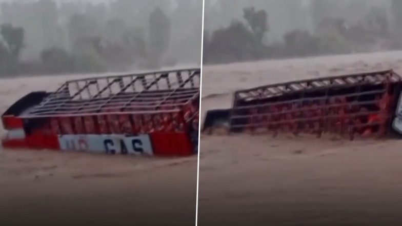 VIDEO: जबलपुर में बारिश का कहर! उफनती नदी में बह गया सिलेंडर से भरा ट्रक, ड्राइवर और खलासी ने तैरकर बचाई खुद की जान;VIDEO